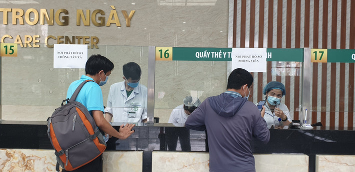 Các nhà báo, phóng viên được hướng dẫn chu đáo về quy trình chuẩn bị tiêm vắc xin. Trước khi được khám sàng lọc, người được tiêm phải khai đầy đủ các thông tin trong hồ sơ đăng ký.