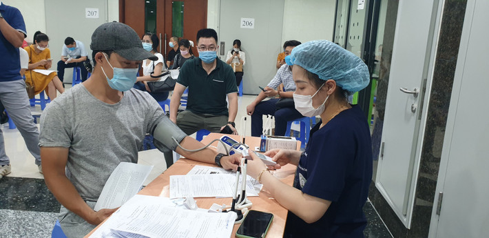 Các nhà báo, phóng viên được đo thân nhiệt, huyết áp, khai báo tiền sử bệnh lý và được bác sĩ thăm khám, tư vấn chu đáo. Buổi tiêm vắc xin diễn ra thuận lợi, không có phản ứng nghiêm trọng nào xảy ra.