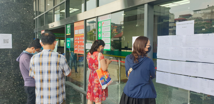 Chiều 17/5, tại Bệnh viện Bạch Mai, hàng trăm nhà báo, phóng viên được tiêm vắc xin ngừa COVID-19. Đây là 1 trong 11 nhóm đối tượng được Nhà nước ưu tiên tiêm vắc xin ngừa COVID-19, trong bối cảnh vắc xin đang sản xuất và nhập khẩu với số lượng rất hạn chế.