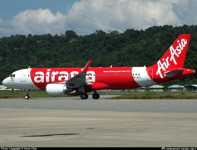 Sau đó, theo thông tin hãng hàng không Air Asia của Malaysia xác nhận chiếc máy bay mang ký hiệu QZ8501 đã mất tích và tuyên bố mở cuộc điều tra. Chuyến bay QZ8501 mất tích là một chiếc Airbus 320-200 chở 155 hành khách, gồm 149 người Indonesia, 3 người Hàn Quốc, 1 Singapore, 1 Anh và 1 Malaysia và 7 nhân viên phi hành đoàn.