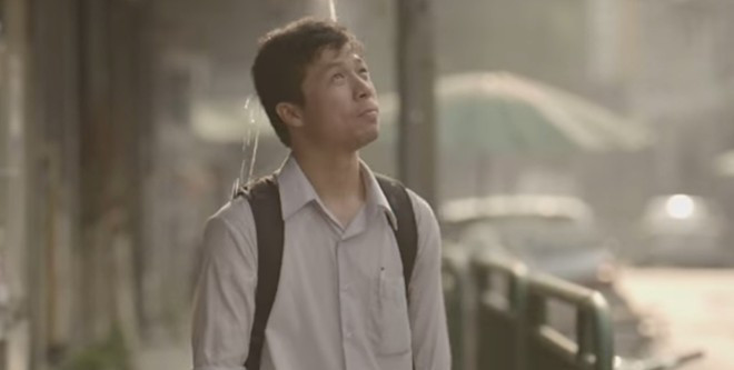 5. Công ty bảo hiểm Thái Lan với quảng cáo “Người anh hùng thầm lặng”, thu được 1,2 triệu lượt chia sẻ. Quảng cáo chỉ kéo dài 3 phút nhưng rất cảm động về “người anh hùng thầm lặng” của hãng Bảo hiểm Nhân thọ Thái Lan. “Người anh hùng” này luôn cho đi, dù không giàu hơn nhưng cái anh nhận được là cảm xúc ngọt ngào, và được chứng kiến niềm hạnh phúc.