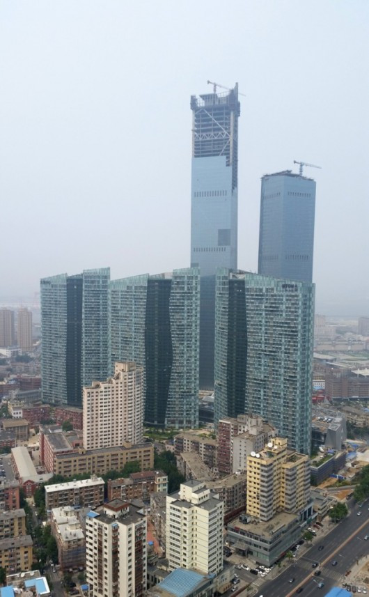 6. Eton Place Dalian Tower 1 ở Dalian, Trung Quốc, cao 383m: Với số tầng là 80, sau khi hoàn thành xếp thứ vị trí 37 toàn cầu. Eton Nơi Dalian Tower 1 là một trong 5 tòa nhà chọc trời ở Dalian.