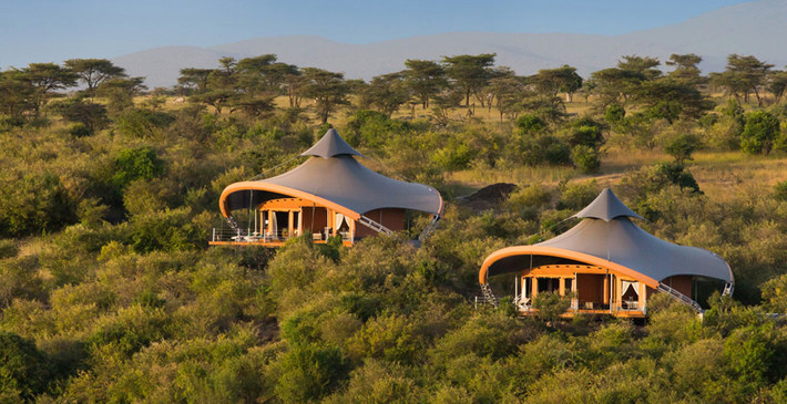 Mahali Mzuri, Kenya: Khu nghỉ dưỡng sang trọng này là một phần trong các danh mục đầu tư của tỷ phú Richard Branson nằm trên vùng đất trải dài 240 km của thủ đô Nairobi, Kenya. Công trình được xây dựng để giảm thiểu tối đa tác động đến thiên nhiên với cấu trúc nhẹ, đồng thời tạo mối quan hệ với cộng đồng địa phương khi sử dụng nguồn nhân lực và nguyên liệu tại chỗ.