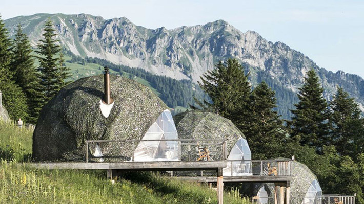 Nằm ngay trung tâm vùng núi Alps ở Thụy Sỹ, Whitepod Eco là khách sạn sang trọng có 15 nhà lều với đủ các phòng thiết yếu được bao bọc bởi một vùng thiên nhiên tươi đẹp. Đặc biệt, mỗi nhà lều sẽ có một bàn gỗ bên ngoài cho du khách chiêm ngưỡng cảnh quan thiên nhiên.