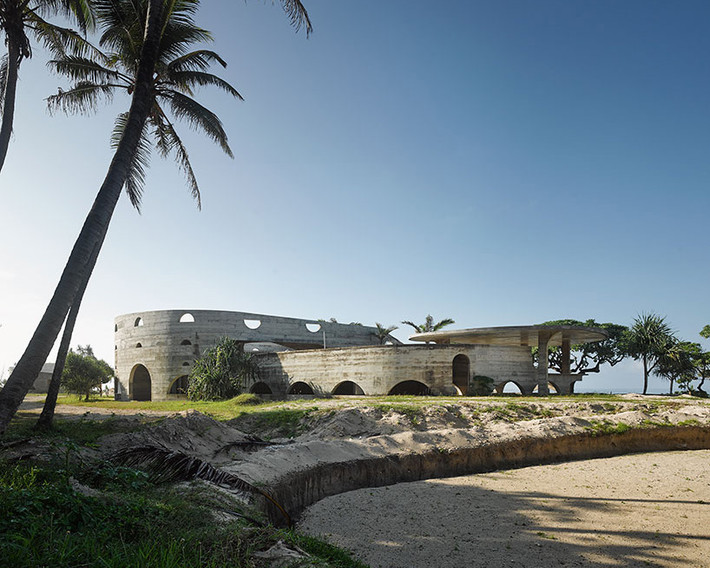 Khách sạn La plage d'hotel du pacifique, Australia: Tọa lạc bên bờ biển, khách sạn này có 18 biệt thự, một nhà hàng, bể bơi và khu massage với đầy đủ trang thiết bị hiện đại. Chỉ sử dụng các vật liệu bê tông, gỗ và đá lát nhưng khách sạn vẫn tạo vẻ đẹp cổ điển với nhiều chi tiết ấn tượng.