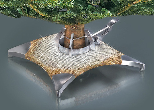 Chiếc đế giữ cây thông Noel có giá 14.770 USD. Vật trang trí đặc biệt này được chế tác từ vàng khối và lung linh với những viên pha lê Swarovski.
