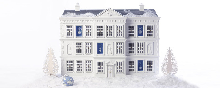 Ngôi nhà trang trí Giáng sinh Wedgwood Advent House trị giá 18.875 USD. Đây là một ngôi nhà sứ cao 60 cm có 24 cánh cửa, trong đó mỗi cánh cửa chứa một viên kim cương may mắn sẽ được mở một ngày cho đến đêm Giáng sinh. Chỉ có 3 ngôi nhà duy nhất thế này được sản xuất.