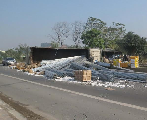 Chị Xuân, chủ quán nước giải khát cạnh quốc lộ 1A cho biết: "Tầm khoảng 2h sáng, chúng tôi đang ngủ thì nghe thấy tiếng động rất mạnh, kèm theo là tiếng đổ ầm ầm. Khi chạy ra thì mới biết xe tải bị lật. Không chỉ tôi mà mọi người xung quanh khu vực đều giật mình, hoảng sợ và mất ngủ luôn". Ảnh chụp hàng hóa trên xe văng tung tóe.