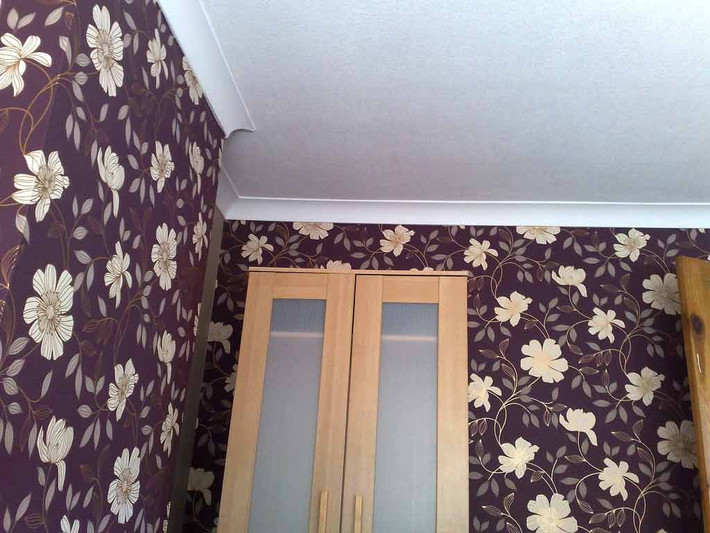 Hoặc có thể kết hợp giấy dán màu tím với hoa màu trắng.