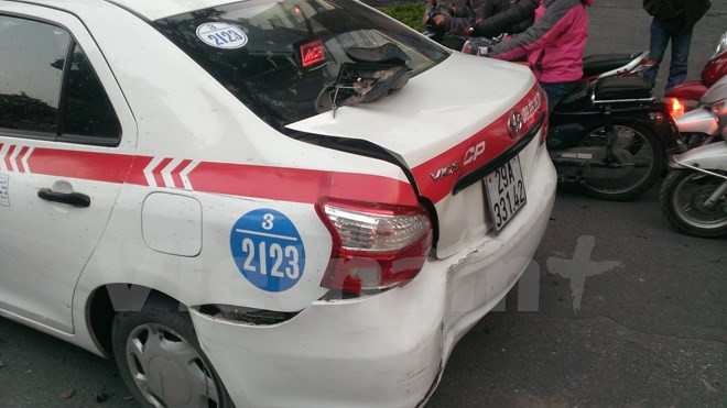 Vụ va chạm mạnh khiến tài xế taxi bị chấn thương vùng đầu, hiện đã được đưa đi cấp cứu.