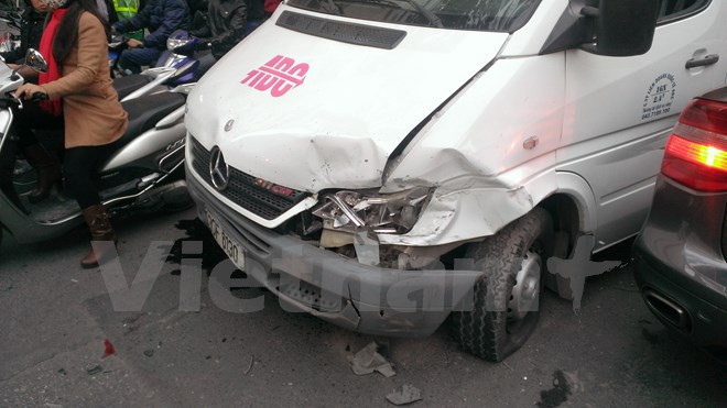 Tại hiện trường, chiếc xe taxi bị đâm hỏng phần đầu trái, đèn bung ra, xe 16 chỗ cũng trong tình trạng tương tự.