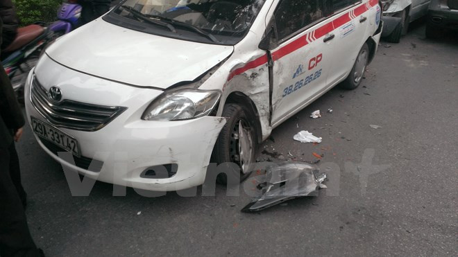 Cú đâm làm xe 16 chỗ bị giật về sau đâm tiếp vào xe Renault Koleos 29A-86.709.