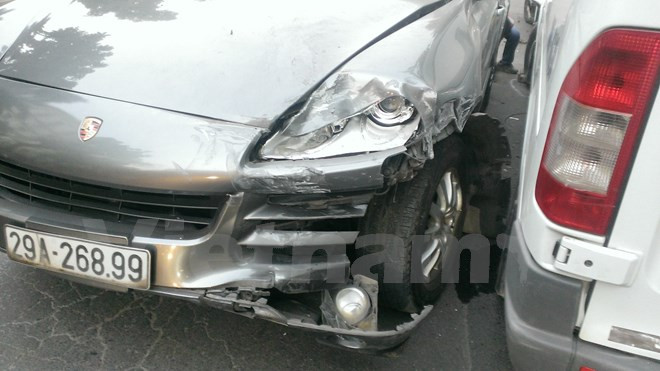 Vụ tai nạn cũng khiến chiếc Porsche bị hư hỏng nặng.