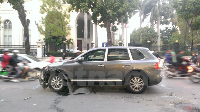 Xe taxi mang biển số 29A-33.142 của hãng Taxi Group bị đâm đầu tiên, kế tiếp là một xe 16 chỗ hiệu Mercedez-Benz Sprinter mang biển kiểm soát 30F-6130 cũng bị chiếc Porsche đâm vào bên trái.