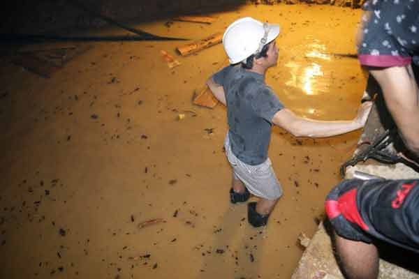 Sau khi hoạt động cứu hộ, việc hút nước cũng tạm dừng, nên hiện nước vẫn đang dâng cao trong hầm.
