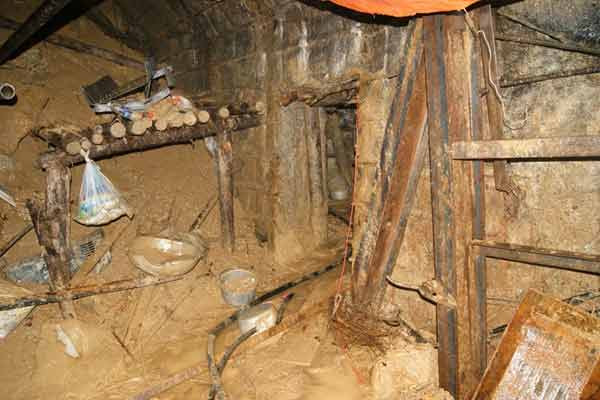 Ngách hầm do lực lượng cứu hộ của Tập đoàn Than - Khoán sản (TKV) thực hiện trước nằm phía bên phải vị trí sạt lở.