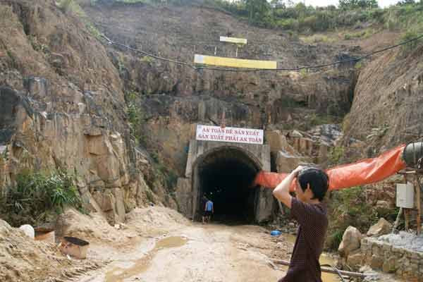 Một số công nhân vào hầm để thu dọn vật dùng còn lại phía trong.