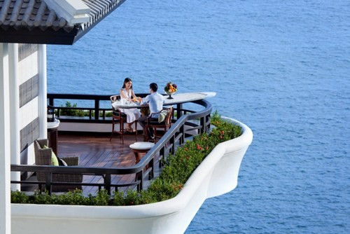 Trước đó vào tháng 10/2014, InterContinental Danang Sun Peninsula đã nhận được 4 giải do World Travel Awards trao tặng bao gồm: Khu nghỉ dưỡng sang trọng hàng đầu châu Á năm 2014, Khu nghỉ dưỡng có dịch vụ giải trí và ẩm thực tốt nhất châu Á, Khu nghỉ dưỡng hàng đầu Việt Nam và Khu nghỉ dưỡng có spa tốt nhất Việt Nam.
