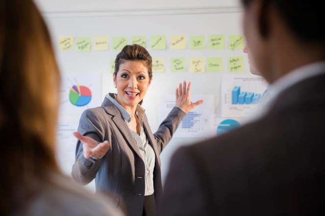 1. Chuyên viên Marketing: Chênh lệch giữa số lượt bài đăng tuyển và số lượng người được tuyển dụng là: 22.996; Tốc độ tăng trưởng của nghề: +10%; Mức tiền lương trung bình: 118.433 USD.