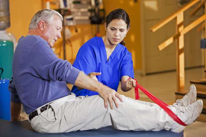 8. Nhà vật lý trị liệu: Khoảng cách giữa số lượt bài đăng tuyển và số lượng được tuyển: 13.545; Tốc độ tăng trưởng của nghề: +10%; Mức lương trung bình: 80.350 USD.