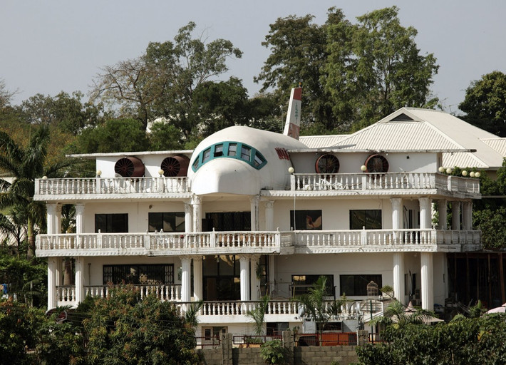 Kiểu kiến trúc nhà đẹp có nóc hình máy bay ở Abuja, Nigeria khiến nhiều người tò mò.