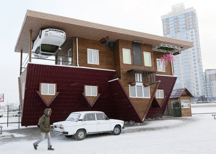 Một ngôi nhà lộn ngược ở thành phố Krasnoyarsk thuộc vùng Siberia của Nga. Công trình đặc biệt này được xây dựng làm điểm tham quan cho dân địa phương và khách du lịch.