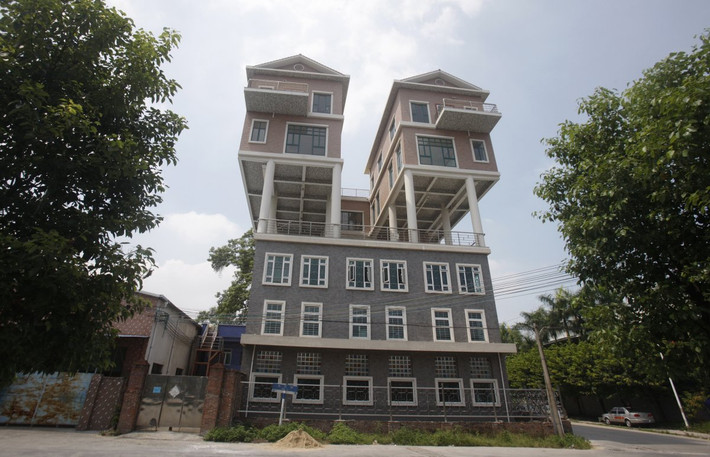 Trước đó, một người dân Trung Quốc khác cũng xây dựng một ngôi nhà trên tầng thượng của một nhà máy xây dựng ở Đông Quan, Trung Quốc. Ngôi nhà đôi này đã được hoàn thành cách đây 2 năm. Theo truyền thông địa phương, ngôi nhà này đã được coi là bất hợp pháp bởi xây dựng không đúng theo bản thiết kế ban đầu.