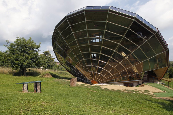 Nhà kính Heliodome ở Alsacian, phía đông nước Pháp. Heliodome có bề mặt làm bằng kính trong suốt để tận dụng nguồn ánh sáng tự nhiên.