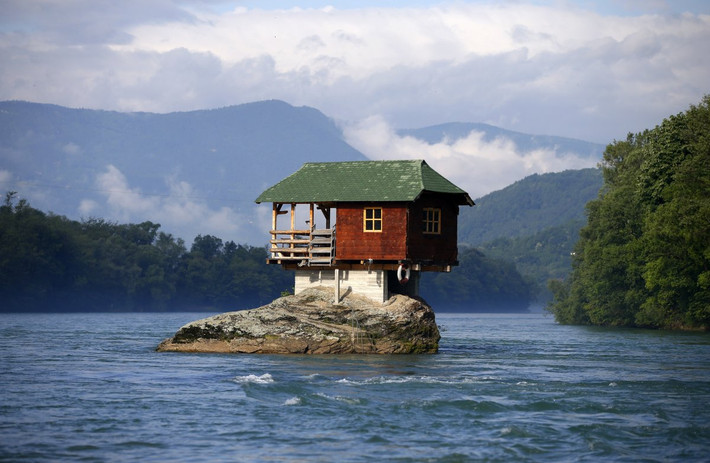 Ngôi nhà dựng trên tảng đá lớn giữa dòng sông Drina, thị trấn Bajina Basta, phía tây Serbia. Ngôi nhà được một nhóm đàn ông trẻ tuổi xây dựng vào năm 1968, họ cho rằng ý tưởng xây một nơi trú ẩn trên tảng đá giữa sông rất thú vị.