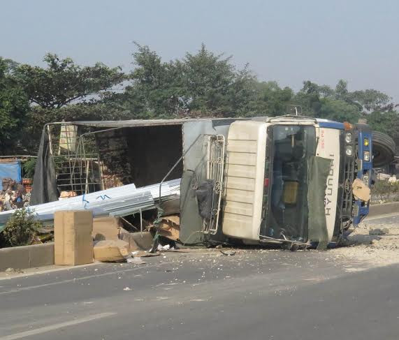 Vào thời điểm nêu trên, xe tải mang biển kiểm soát 37H-6998 do nam thanh niên (chưa xác định danh tính) điều khiển chạy hướng Hà Nội- Thanh Hóa, khi đến đoạn qua địa phận khu phố 7, phường Bắc Sơn, thị xã Bỉm Sơn (Thanh Hóa) thì xảy ra tai nạn.