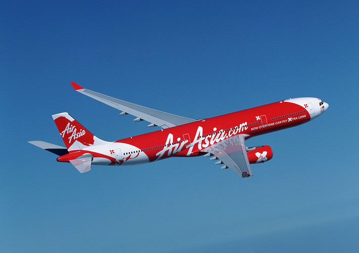 Mục tiêu xây dựng hãng hàng không giá rẻ, Air Asia đã thực sự thành công trong kinh doanh. Các biện pháp cắt giảm chi phí bao gồm việc sử dụng duy nhất một loại máy bay, bán vé trực tuyến qua mạng để loại bỏ các đại lý du lịch hoa hồng, bán đồ ăn thức uống trên máy bay nếu hành khách có nhu cầu, giảm thời gian quay vòng máy bay trên mặt đất và đảm bảo các chuyến bay hoạt động thường xuyên.