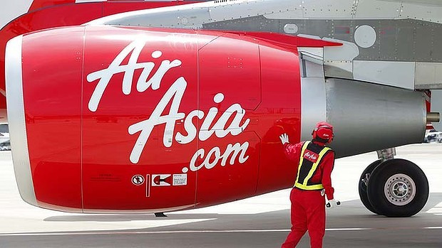 Cách tạo dựng thương hiệu của Air Asia có phần giống với Virgin của Branson, từ màu sắc cho đến phông chữ. Tuy nhiên không lâu sau khi được Fernandes mua lại, đội máy bay của Air Asia đã mở rộng rất nhanh về số lượng.