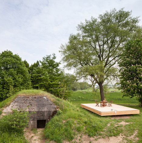 Bunker Pavilion, ở Hà Lan, thiết kế bởi công ty kiến trúc của Bỉ B-ILD. Ngôi nhà này từng là hầm trú ẩn trong chiến tranh thế giới thứ 2. Khi chiến tranh kết thúc, công ty B-ILD đã chuyển đổi không gian 9 m2 này thành một nhà nghỉ tiện nghi.