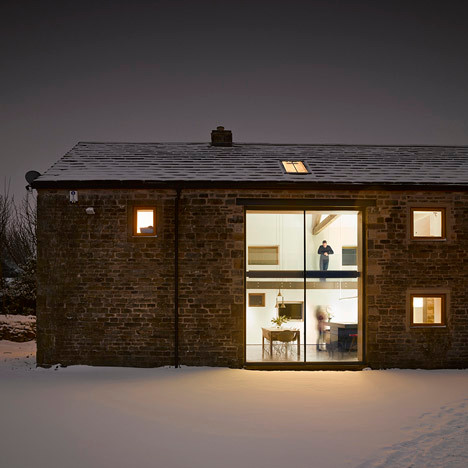Cat Hill Barn, ở Anh, do công ty kiến trúc sư Snookn thiết kế. Từ một ngôi nhà đổ nát, Cat Hill Barn được tân trang lại cấu trúc nội thất, gồm cả giàn gỗ sồi chốt mới, tạo ra một không gian sinh sống hiện đại với nhà bếp cao gấp đôi. Ngoài ra, ngôi nhà còn được lắp thêm một lò sưởi bằng đá và một sàn đổ bê tông.