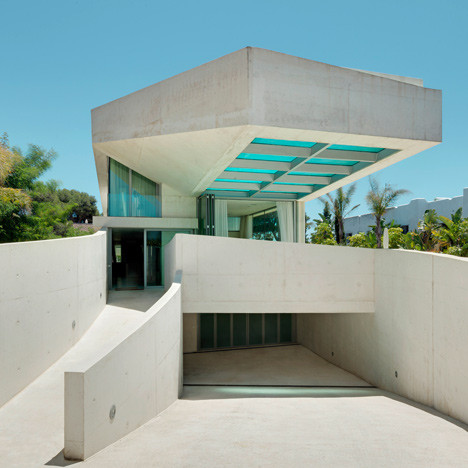 Jellyfish House – Nhà sứa biển ở Tây Ban Nha, thiết kế bởi công ty kiến trúc Wiel Arets. Với thiết kế trong veo độc đáo nên “Jellyfish House” được lấy làm tên của ngôi nhà. Chính các KTS đến từ Wiel Arets Architects đã thiết kế nên nó tại Marbella, Tây Ban Nha. Điểm đặc biệt của ngôi nhà chính là phần hồ bơi nằm trên tầng thượng được thiết kế bằng kính chịu lực giúp lấy bóng mát cho phía dưới và cảm giác lạ khi bơi tại đây.