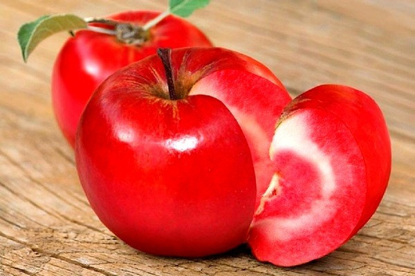 Táo lõi đỏ Redlove: Loại táo có cái tên độc đáo này thoạt trông có vẻ giống như những quả táo bình thường bởi vỏ ngoài đỏ bóng. Nhưng nó đặc biệt ở chỗ phần thịt quả bên trong của nó cũng có màu đỏ tươi vô cùng bắt mắt. Hơn nữa, nếu bổ ngang quả táo, ta còn thấy được một đường vân rất đẹp giữa lòng quả táo trông giống như cà chua.