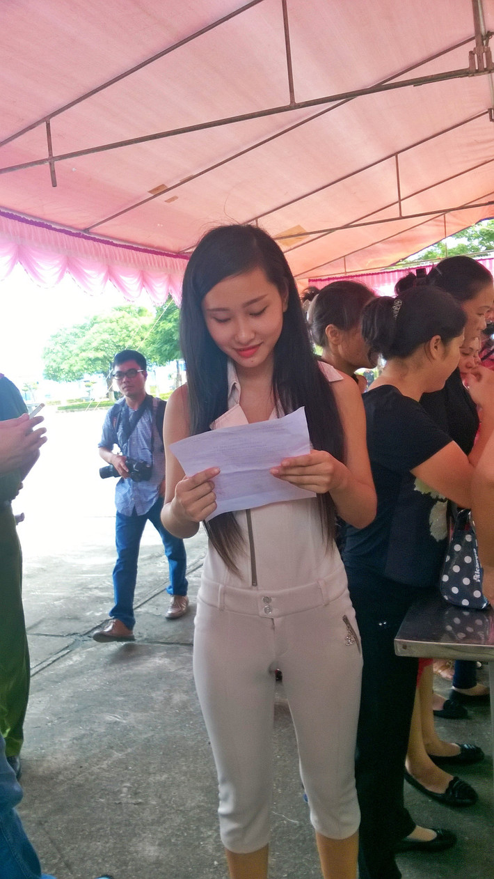 Hạnh phúc cầm trên tay quyết định đặc xá, cô gái chia sẻ sẽ sống thật tốt sau khi trở về địa phương.