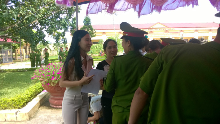 Vui vẻ trò chuyện với các cán bộ trại giam trước khi rời trại.