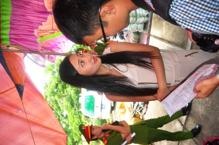Cô gái xinh đẹp này không ngại ngần chia sẻ những lỗi lầm của cuộc đời mình với phóng viên.