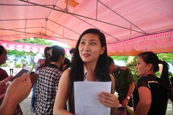 Những cô gái trẻ tuổi xinh như hotgirl cười rạng rỡ trong ngày được trở về hoà nhập cộng đồng.