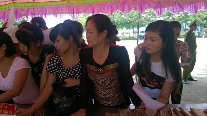 Sốt ruột chờ tới lượt mình được trả hồ sơ.