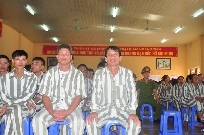 Ông Vươn cười tươi trong lúc chờ đọc đến tên mình.