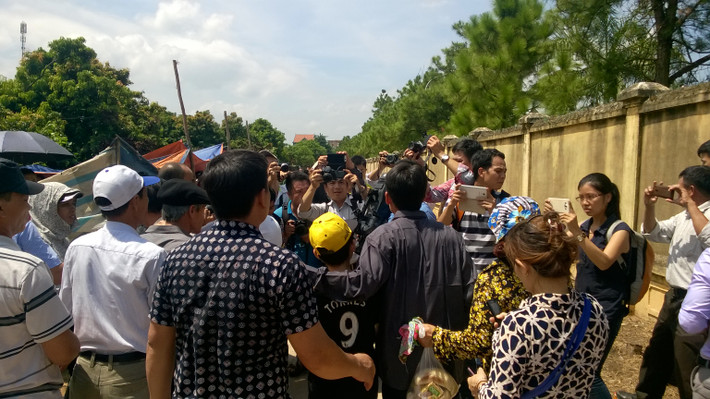Suốt 3 năm 7 tháng qua, báo chí luôn theo sát diễn biến vụ ông Đoàn Văn Vươn. Và nay, trong ngày ông Vươn được tự do, nhiều phóng viên, nhà báo đã đến để chia sẻ niềm vui với gia đình ông.