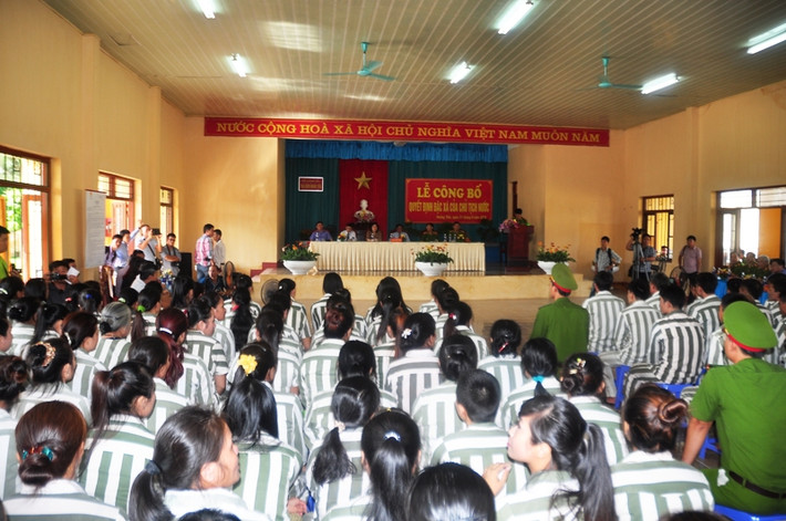 Khoảng 6h30' ngày 31/8, gần 500 phạm nhân ở Trại giam Hoàng Tiến (Tổng tục VIII - Bộ Công an) đóng tại Hải Dương đã có mặt ở hội trường của trại giam để nghe đọc quyết định đặc xá và danh sách đặc xá. Vào lúc 8h39 phút ngày 31/8, đại tá Nguyễn Hữu Ấm, giám thị trại giam Hoàng Tiến đã đọc quyết định của Chủ tịch nước và công bố danh sách 491 người được đặc xá .