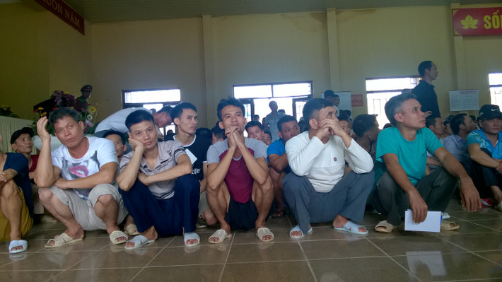 Ông Đoàn Văn Quý ( mặc áo phông trắng) cũng rất phấn khởi.