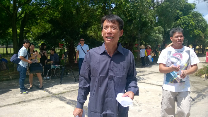 Ông Vươn và ông Quý khi ra gặp vợ con.