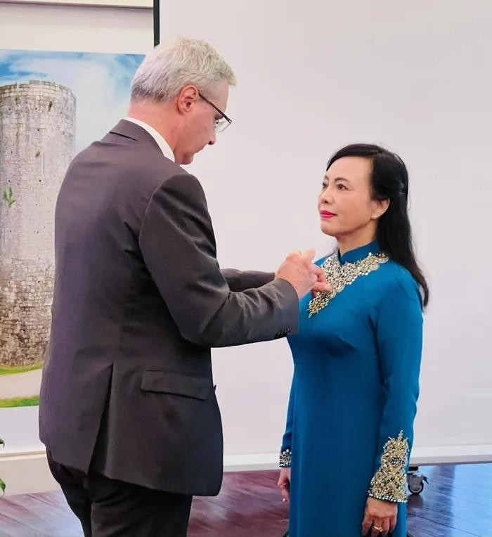 Ngày 27/7, cựu Bộ trưởng Bộ Y tế Nguyễn Thị Kim tiến được Nhà nước Pháp tặng Huân chương Bắc đẩu bội tinh lần thứ 2. Trước đây, ngày 20/3/2009, trên cương vị thứ trưởng Bộ Y tế, bà Nguyễn Thị Kim Tiến đã từng được Nhà nước Pháp trao tặng tấm huân chương cao quý lần thứ nhất ở cấp Hiệp sĩ (Chevalier) vì những đóng góp của bà trong lĩnh vực khoa học ở trình độ cao. >>> Mời độc giả xem thêm video Công bố quyết định bổ nhiệm Giám đốc Sở Kế hoạch và Đầu tư Thanh Hóa: