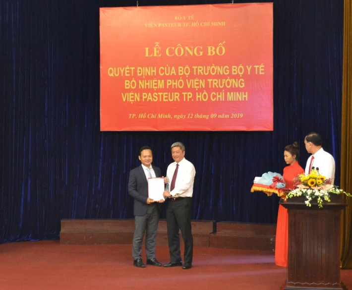 Ông thành thạo 2 ngoại ngữ Anh và Pháp. Ông tốt nghiệp Đại học Y Dược TP.HCM (2000 - 2006), và sau đó học Thạc sĩ tại Đại học Bordeaux 2, Pháp (2007 - 2009).