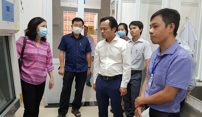 Quyết định này được quyền Bộ trưởng Bộ Y tế Đào Hồng Lan ký ngày 27/7. Trước đó, tháng 1/2021, Ban Bí thư đã quyết định kỷ luật ông Cao Minh Chu, Thành ủy viên, Bí thư Đảng ủy, Giám đốc Sở Y tế thành phố Cần Thơ do vi phạm các quy định của Đảng, pháp luật của Nhà nước trong đầu tư mua sắm trang thiết bị y tế.