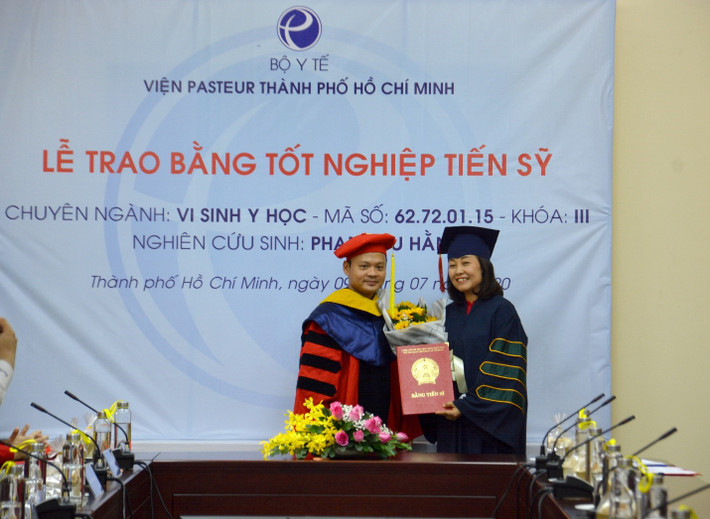TS.BS Hoàng Quốc Cường là con trai của nguyên Bộ trưởng Bộ Y tế Nguyễn Thị Kim Tiến - người đã có nhiều cống hiến cho ngành y tế Việt Nam và quốc tế.